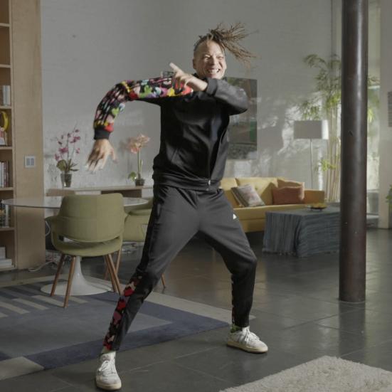 Billede af en glad og dansende mand fra filmen We Want the Funk.