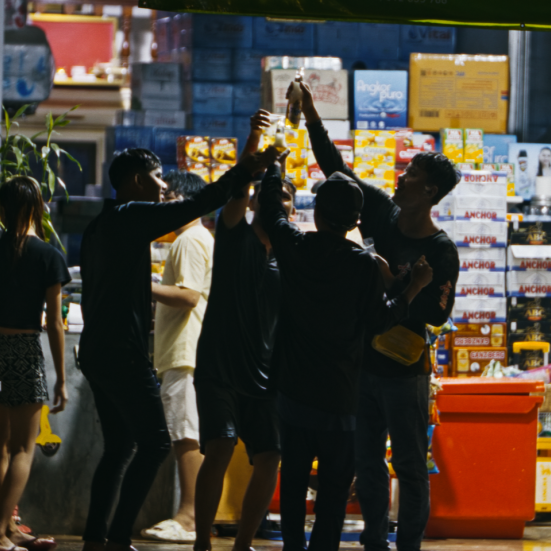 Billeder af en gruppe skålende mennesker fra filmen Cambodianske øldrømme