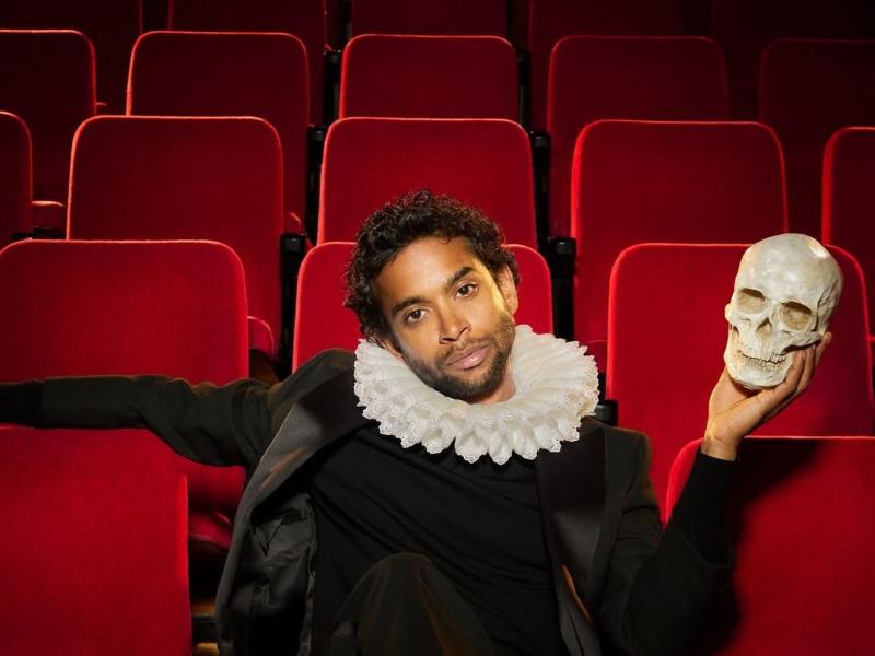 Hamlet tager sig en slapper i et biografsæde.